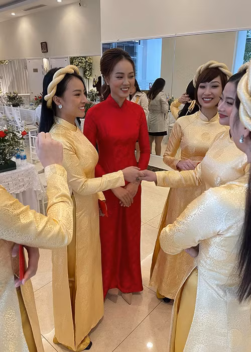 Bà xã của Công Lý tươi rói trong lễ ăn hỏi. Ảnh: Vietnamnet