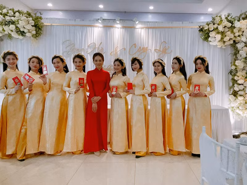 Cô dâu Ngọc Hà diện áo dài đỏ bên dàn phù dâu.