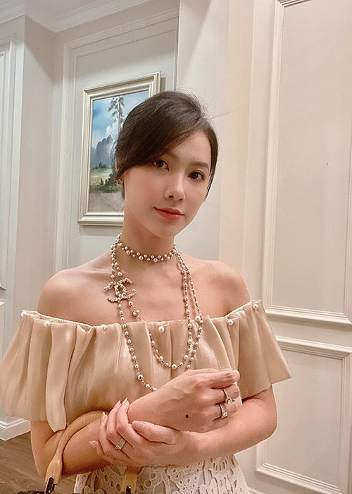 MC Minh Hà cũng từng điêu đứng vì nghi vấn người thứ ba khiến Chí Nhân ly hôn. Trước những lời chỉ trích gay gắt, cô khóa trang cá nhân, ngưng các hoạt động kinh doanh một thời gian. Ngoài ra, sau thời gian dài giữ im lặng, Minh Hà cùng Chí Nhân mới lên tiếng phủ nhận mối quan hệ tình cảm. 