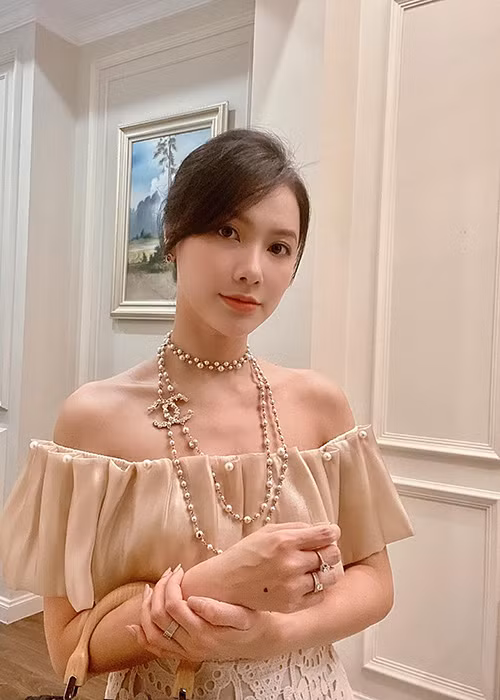 MC Minh Hà cũng từng điêu đứng vì nghi vấn người thứ ba khiến Chí Nhân ly hôn. Trước những lời chỉ trích gay gắt, cô khóa trang cá nhân, ngưng các hoạt động kinh doanh một thời gian. Ngoài ra, sau thời gian dài giữ im lặng, Minh Hà cùng Chí Nhân mới lên tiếng phủ nhận mối quan hệ tình cảm. 