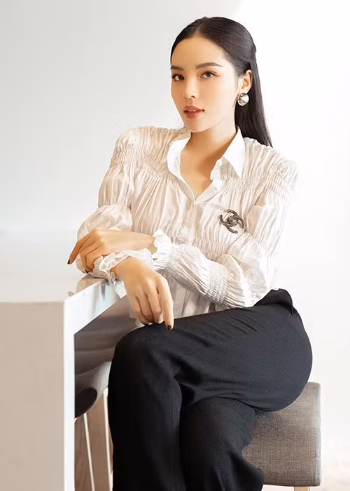 Kỳ Duyên từng bị Thư Dung ngầm tố là người thứ 3 chen vào mối quan hệ giữa Thư Dung và một bác sĩ thẩm mỹ. Không thẳng thắn phủ nhận tin đồn nhưng Kỳ Duyên cũng có cách đáp trả khéo léo khi ám chỉ đối tượng vì túng thiếu mà ghen ăn tức ở, hận thù.