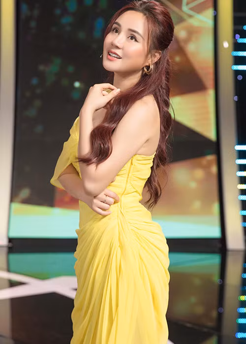 Vy Oanh không chỉ phủ nhận tin đồn cướp chồng mà còn tố ngược lại kẻ bóc phốt mới chính là người thứ ba. Ngoài ra, nữ ca sĩ còn thách thức người tố tung bằng chứng cô cướp chồng. Sau đó, ồn ào lắng xuống khi ông xã Vy Oanh lên tiếng bênh vực vợ.