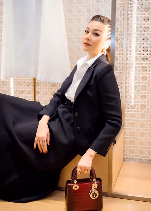 Bị tố lén lút qua lại với người đã có vợ và hai con, Thanh Hằng không đôi co và chỉ một lần lên tiếng: “Tôi hiểu rằng, mình cướp được từ ai đó thì người khác cũng cướp được từ mình. Nếu người đàn ông dễ buông, dễ nắm như thế không phải tuýp người tôi cần”.