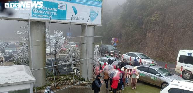 Các đoàn xe nườm nượp nối đuôi nhau có mặt tại cổng trời Ô Quý Hồ. (Ảnh: Ngọc Tuấn)