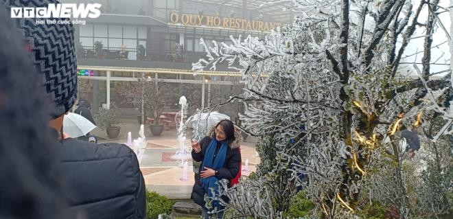 Nghe được thông tin có băng trên đỉnh đèo, rất nhiều người dân, khách du lịch đổ xô về đây tham quan, chụp ảnh. (Ảnh: Ngọc Tuấn)