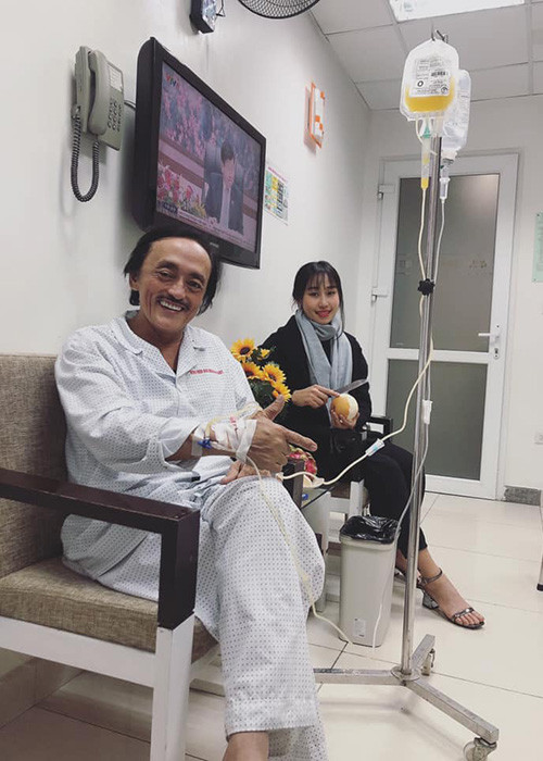 Giang Còi xúc động đáp lời con gái: "Chỉ những lúc không bay được nữa các con mới có dịp nhìn thấy ba, xem ba béo gầy ra sao. Và cũng chỉ có những lúc như thế này tôi mới càng cảm nhận được tình cảm ấm áp các con dành cho mình. Cảm ơn con nhiều lắm".