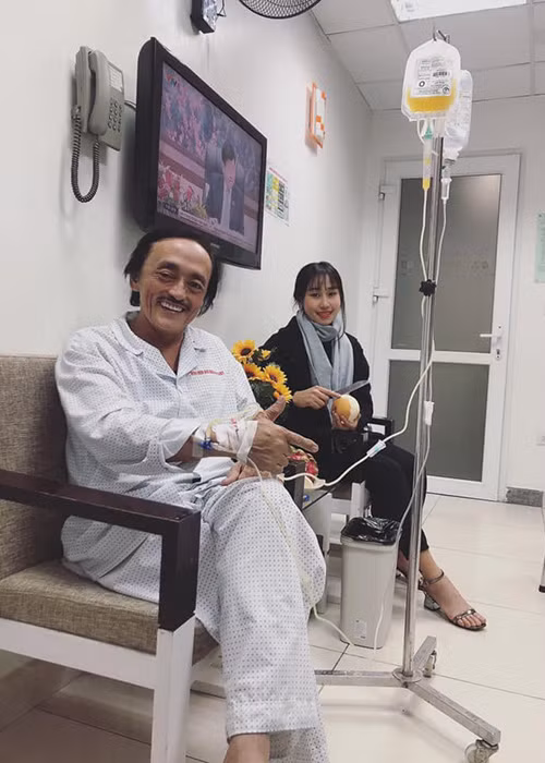 Giang Còi xúc động đáp lời con gái: "Chỉ những lúc không bay được nữa các con mới có dịp nhìn thấy ba, xem ba béo gầy ra sao. Và cũng chỉ có những lúc như thế này tôi mới càng cảm nhận được tình cảm ấm áp các con dành cho mình. Cảm ơn con nhiều lắm".