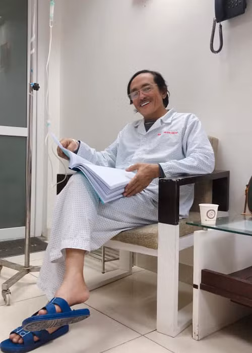 Nghệ sĩ Giang Còi nhập viện vì mất tiếng, nghi có khối u ở họng.