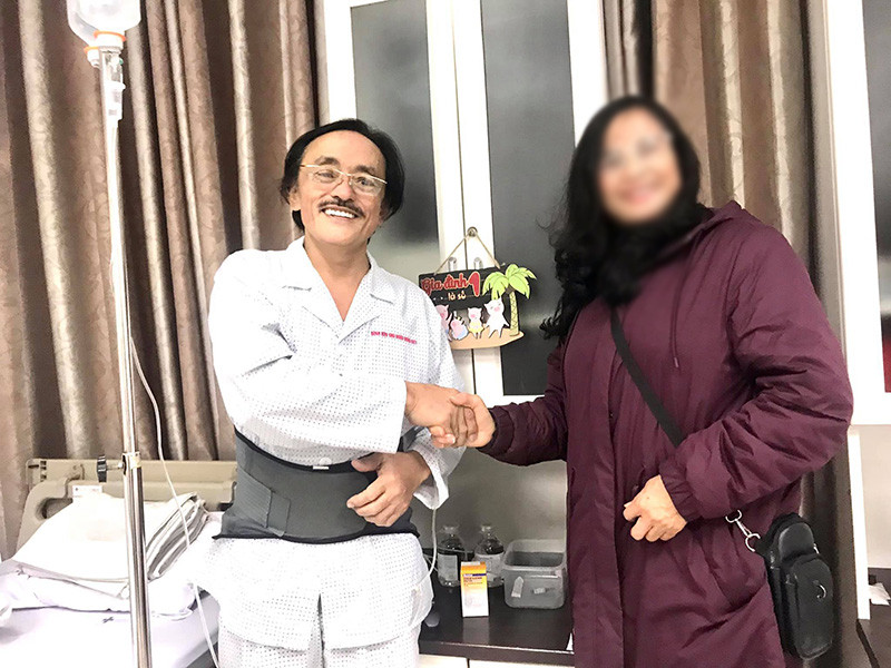 Nhiều bạn bè, đồng nghiệp đến thăm nam nghệ sĩ đồng thời gửi lời động viên anh giữ sức khỏe.