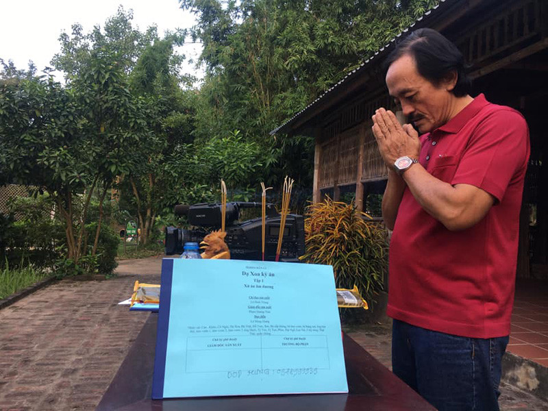 Nghệ sĩ Giang Còi cho biết: "Chẳng làm đạo diễn, chẳng đi diễn được thì làm phê bình, biên kịch, biên tập, miễn là được làm nghề thì sự tồn tại của tôi mới gọi là sống được".