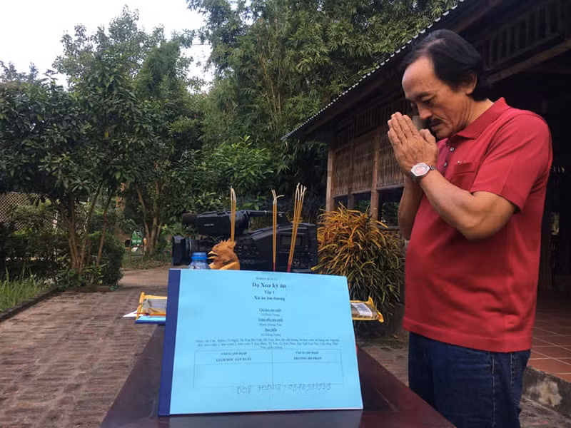 Nghệ sĩ Giang Còi cho biết: "Chẳng làm đạo diễn, chẳng đi diễn được thì làm phê bình, biên kịch, biên tập, miễn là được làm nghề thì sự tồn tại của tôi mới gọi là sống được".