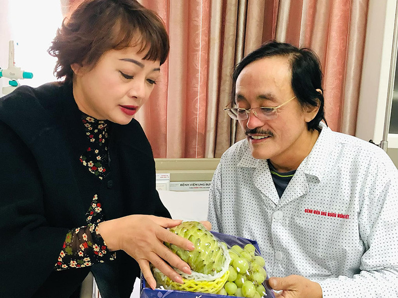 Nghệ sĩ Trà My đến thăm Giang Còi ngay khi biết anh nhập viện.