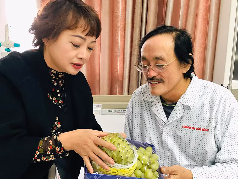 Nghệ sĩ Trà My đến thăm Giang Còi ngay khi biết anh nhập viện.