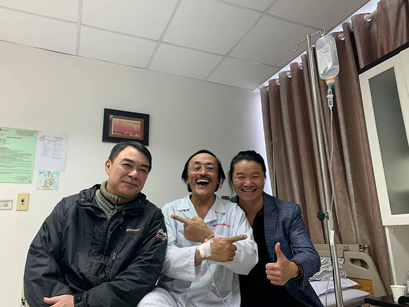 Anh vui vẻ chụp ảnh cùng diễn viên Danh Thái (ngoài cùng bên phải).