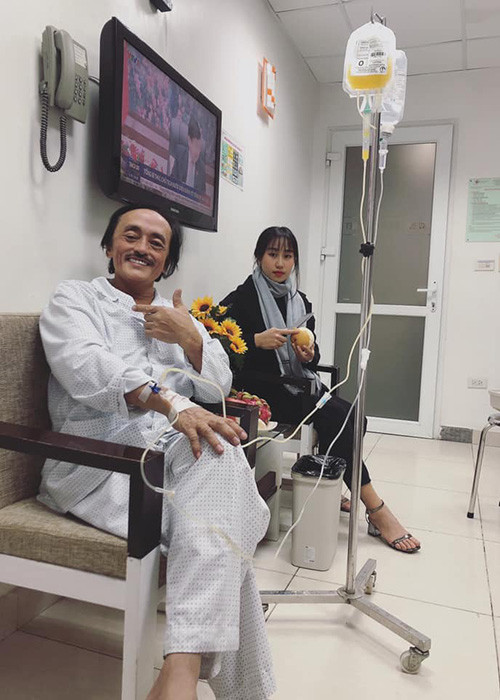 Trên trang cá nhân, con gái của nghệ sĩ Giang Còi chia sẻ hình ảnh chăm sóc bố ở bệnh viện đồng thời động viên bố: "Ba của con nhanh khỏe, mau hồi phục nhé. Không phải mong muốn của riêng con đâu, mà là mong muốn của cả triệu người hâm mộ ba đấy. Ba là người đàn ông mạnh mẽ. Con biết mà. Con và tất cả mọi người chờ đợi sự quay trở lại của ba. Thương ba".