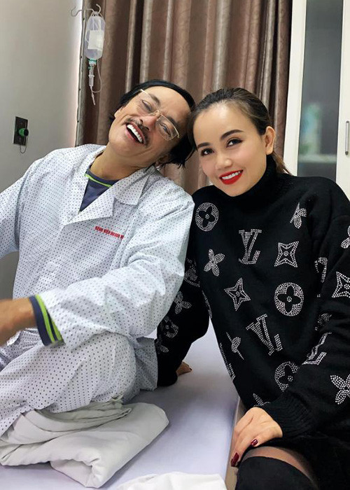 Diễn viên Hoàng Yến cũng đến thăm Giang Còi. Cô cho biết: "Tình cờ và bất ngờ quá. Quay trở lại viện thanh toán viện phí thì gặp anh trai đang ở đúng phòng mình vừa mới ở, duyên không để đâu cho hết đấy. Chúc anh những điều tốt lành nhất. Ở một thời gian ngắn như em thôi, rồi còn về cống hiến cho nền nghệ thuật nước nhà anh nhé".