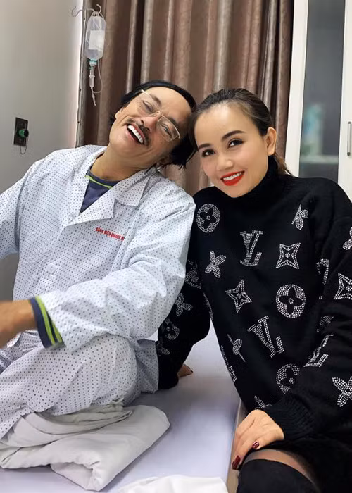 Diễn viên Hoàng Yến cũng đến thăm Giang Còi. Cô cho biết: "Tình cờ và bất ngờ quá. Quay trở lại viện thanh toán viện phí thì gặp anh trai đang ở đúng phòng mình vừa mới ở, duyên không để đâu cho hết đấy. Chúc anh những điều tốt lành nhất. Ở một thời gian ngắn như em thôi, rồi còn về cống hiến cho nền nghệ thuật nước nhà anh nhé".