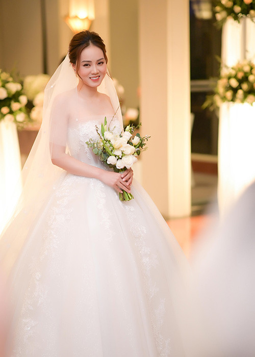 Ngọc Hà đẹp lộng lẫy khi diện váy cưới trắng.