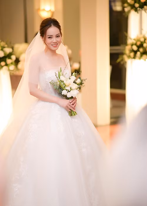 Ngọc Hà đẹp lộng lẫy khi diện váy cưới trắng.