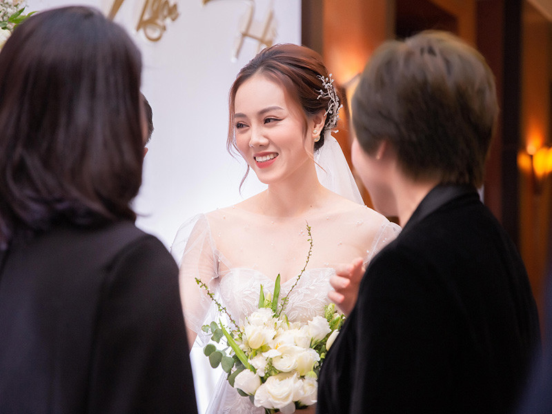 Cô dâu rạng ngời đón tiếp các khách mời.