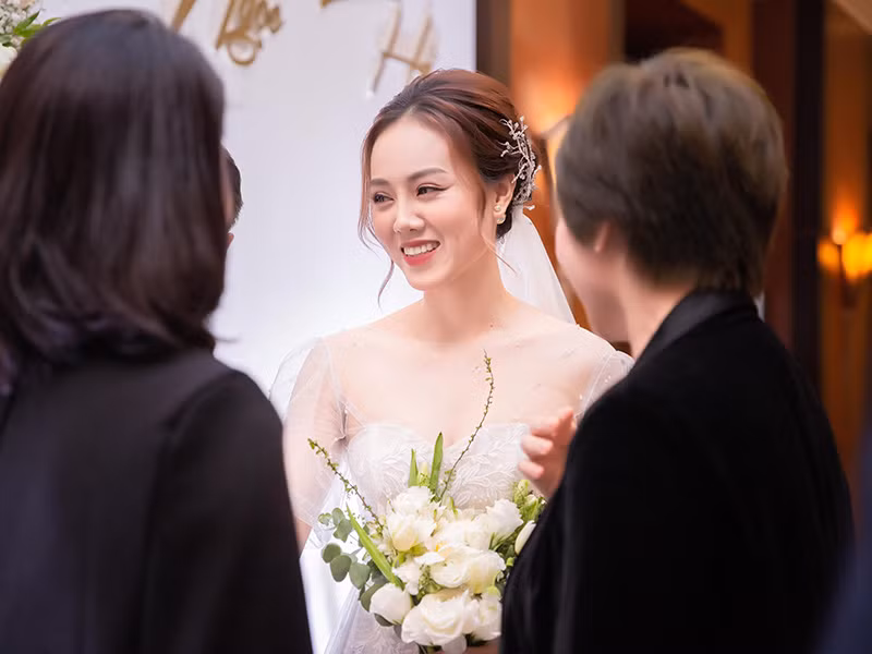 Cô dâu rạng ngời đón tiếp các khách mời.