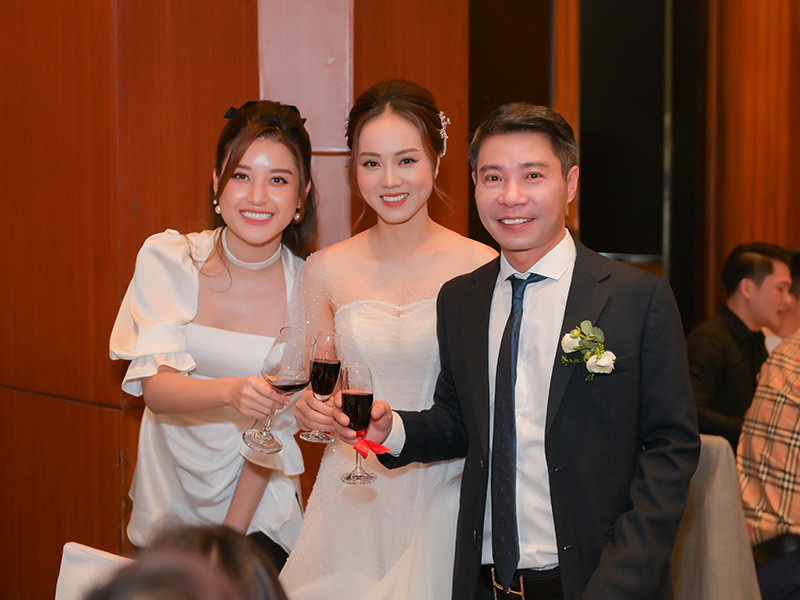 Nhiều sao Việt dự đám cưới của nghệ sĩ Công Lý. Trong ảnh, Huyền My chúc mừng vợ chồng nghệ sĩ hài.