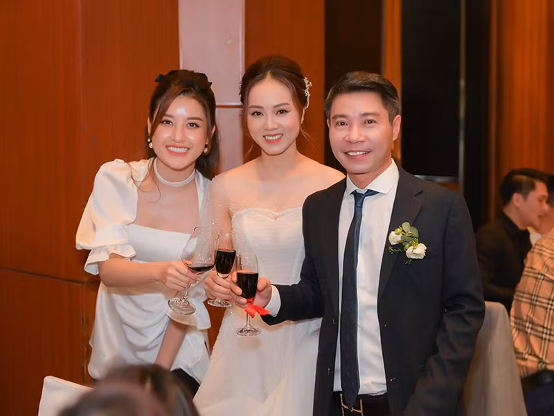 Nhiều sao Việt dự đám cưới của nghệ sĩ Công Lý. Trong ảnh, Huyền My chúc mừng vợ chồng nghệ sĩ hài.