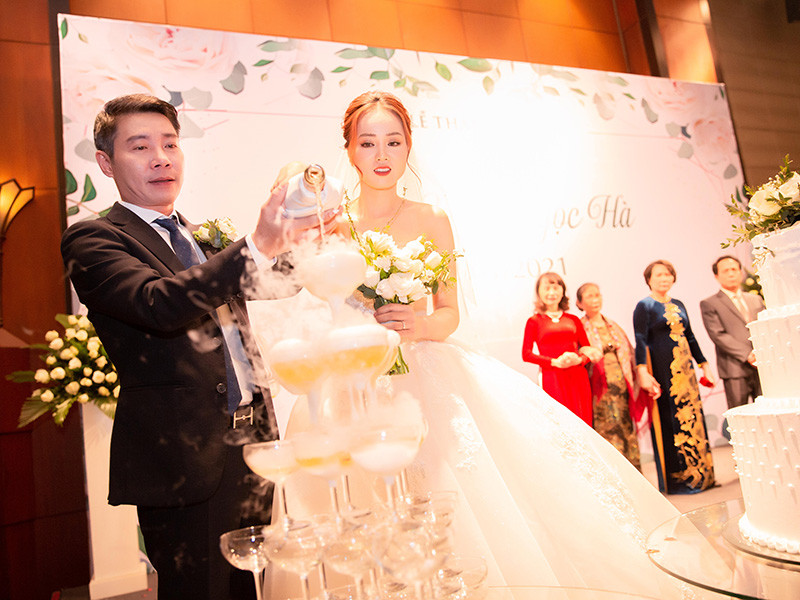 Cặp đôi nhận được sự ủng hộ của bạn bè, đồng nghiệp và nhiều khán giả khi quyết định về chung một nhà sau 5 năm hẹn hò.