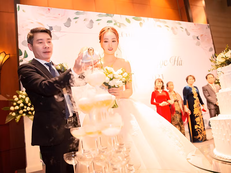 Cặp đôi nhận được sự ủng hộ của bạn bè, đồng nghiệp và nhiều khán giả khi quyết định về chung một nhà sau 5 năm hẹn hò.