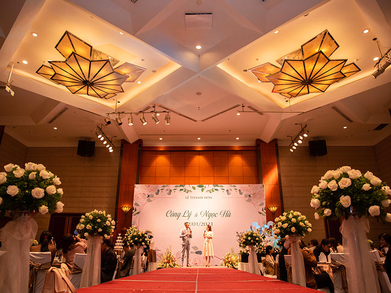 Tiệc cưới của cặp đôi được dẫn dắt bởi Thùy Linh và Đức Bảo.