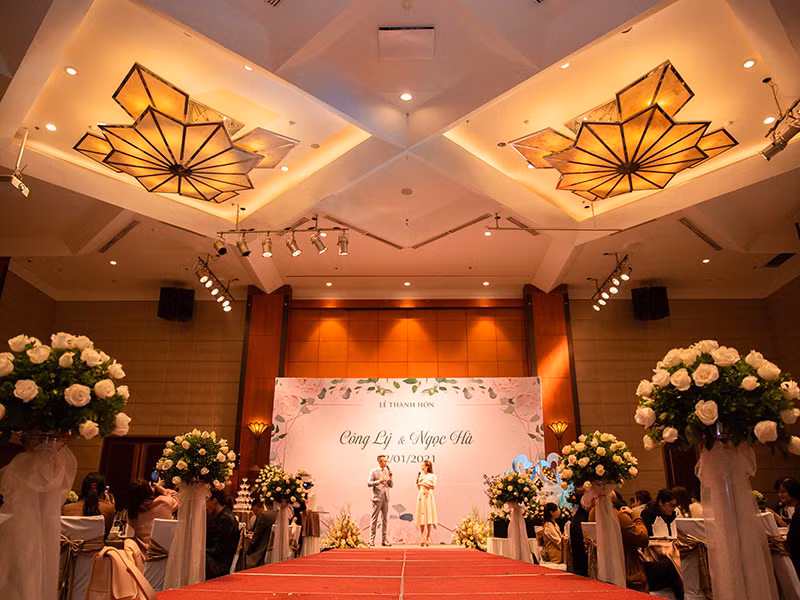 Tiệc cưới của cặp đôi được dẫn dắt bởi Thùy Linh và Đức Bảo.