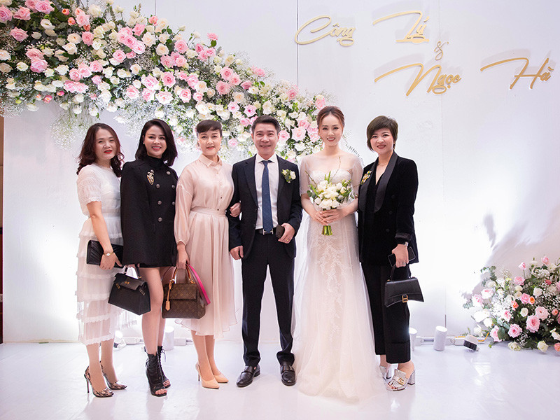 Ngày vui của Công Lý không thể thiếu vắng Vân Dung (thứ ba bên trái). Cả hai vốn thân thiết nhờ nhiều năm tham gia Táo quân.