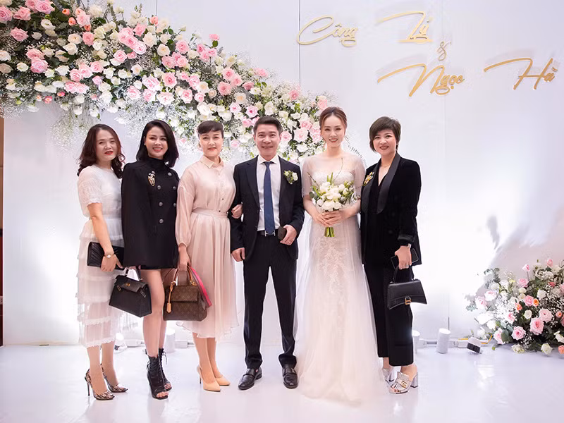 Ngày vui của Công Lý không thể thiếu vắng Vân Dung (thứ ba bên trái). Cả hai vốn thân thiết nhờ nhiều năm tham gia Táo quân.