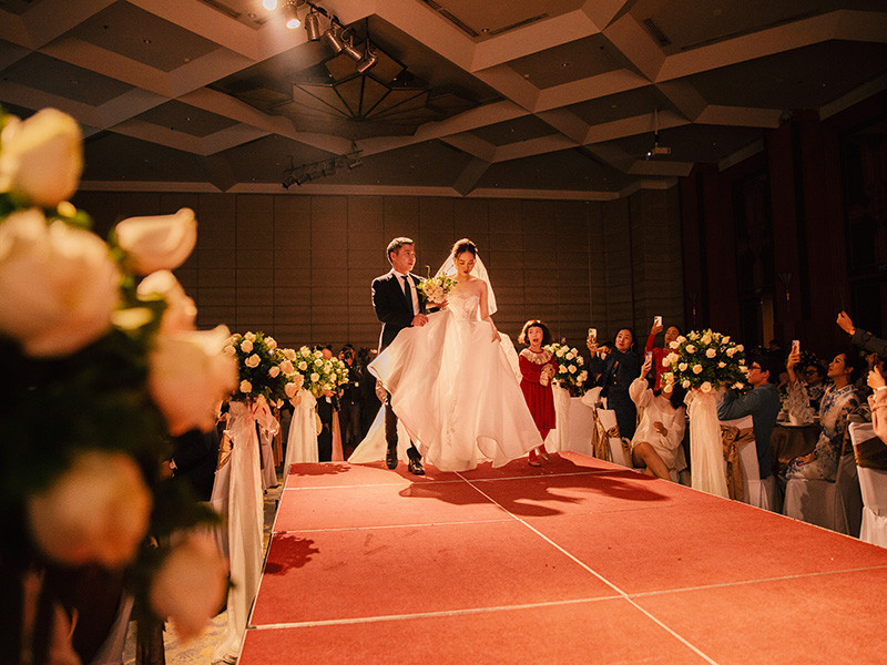 Ngọc Hà và ông xã Công Lý thực hiện các nghi thức trong tiệc cưới.