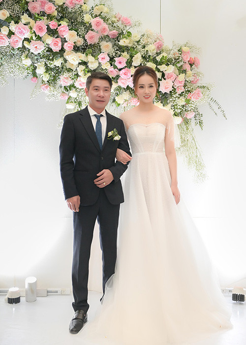 Sau lễ ăn hỏi vào chiều ngày 2/1, nghệ sĩ Công Lý và bà xã Ngọc Hà tổ chức tiệc cưới vào buổi tối cùng ngày.