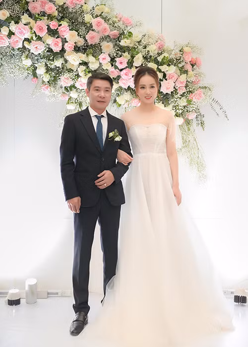 Sau lễ ăn hỏi vào chiều ngày 2/1, nghệ sĩ Công Lý và bà xã Ngọc Hà tổ chức tiệc cưới vào buổi tối cùng ngày.