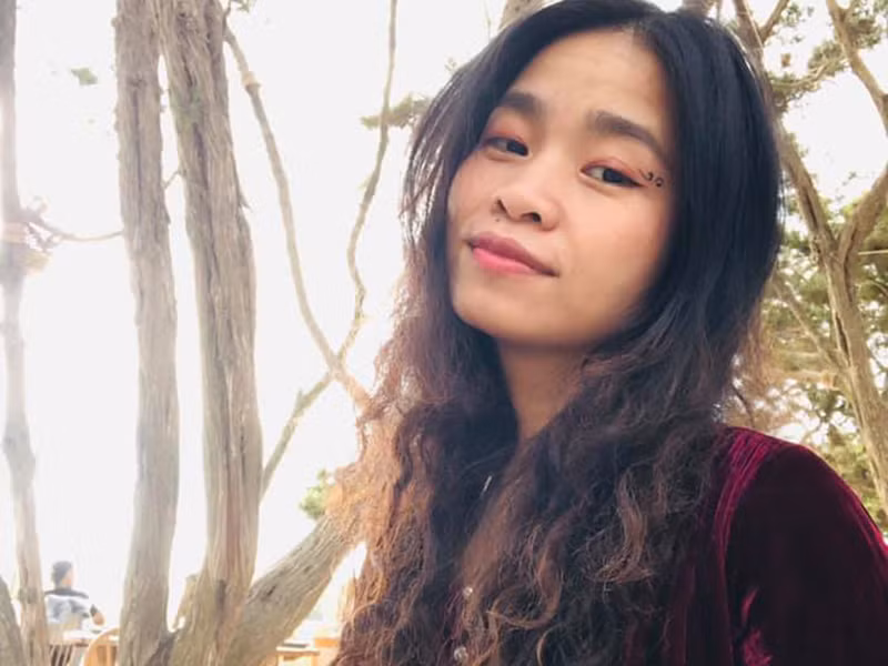 “Tôi đã từng "gan lì" chiến thắng COVID-19 tại nhà một mình mà không dùng bất kì loại thuốc nào, chỉ uống trà gừng, chanh mật ong, ăn súp gà rau củ. Có lúc nhiệt độ cơ thể xuống rất thấp, người tôi run lên, tôi đã phải gọi điện cho một người bạn bác sĩ để xin chỉ dẫn lúc nguy cấp phải làm gì. Cuối cùng tôi đã thắng và một lần nữa tin vào sức mạnh của tinh thần", cô nói.