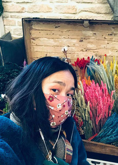 Đồng Lan chia sẻ, mọi người đều nghiêm chỉnh đeo khẩu trang nhưng lại dùng chung micro. Sau một vài ngày, nữ ca sĩ đau đầu, toàn thân nhức mỏi, bị mất vị giác. Đến ngày 10/10/2020, Đồng Lan nhận kết quả dương tính với COVID-19.