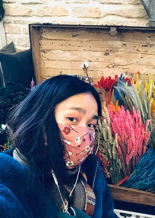 Đồng Lan chia sẻ, mọi người đều nghiêm chỉnh đeo khẩu trang nhưng lại dùng chung micro. Sau một vài ngày, nữ ca sĩ đau đầu, toàn thân nhức mỏi, bị mất vị giác. Đến ngày 10/10/2020, Đồng Lan nhận kết quả dương tính với COVID-19.