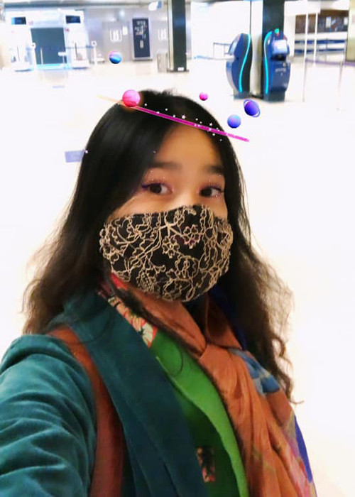 Nữ ca sĩ tự cách ly tại nhà vì bệnh viện chỉ nhận những trường hợp có biểu hiện nghiêm trọng. “Tình hình của tôi không nguy hiểm. Giai đoạn đáng lo ngại cũng đã qua rồi. Giờ tôi chỉ cần nghỉ ngơi, giữ sức khỏe, tinh thần tốt", Đồng Lan nói.