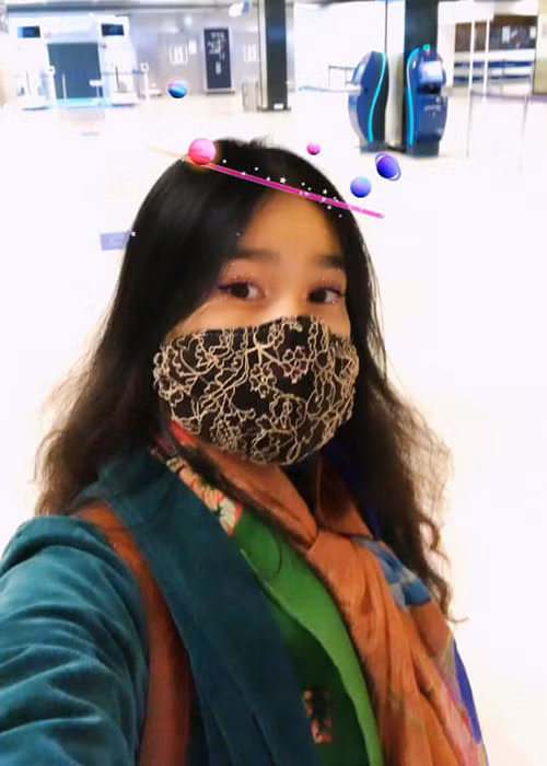 Nữ ca sĩ tự cách ly tại nhà vì bệnh viện chỉ nhận những trường hợp có biểu hiện nghiêm trọng. “Tình hình của tôi không nguy hiểm. Giai đoạn đáng lo ngại cũng đã qua rồi. Giờ tôi chỉ cần nghỉ ngơi, giữ sức khỏe, tinh thần tốt", Đồng Lan nói.