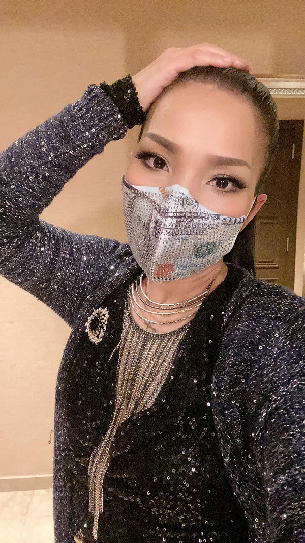 Nữ ca sĩ cũng bày tỏ: "Lúc này Ngọc đang sống chung với COVID-19 mà không biết khi nào mình sẽ nhiễm nó. Lo thì có lo, nhưng đã chuẩn bị sẵn sàng mọi thứ từ rất lâu để khi chạm trán thì chiến đấu hết mình thôi!".