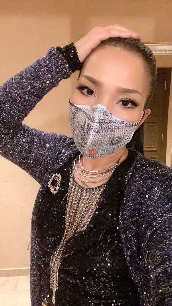 Nữ ca sĩ cũng bày tỏ: "Lúc này Ngọc đang sống chung với COVID-19 mà không biết khi nào mình sẽ nhiễm nó. Lo thì có lo, nhưng đã chuẩn bị sẵn sàng mọi thứ từ rất lâu để khi chạm trán thì chiến đấu hết mình thôi!".