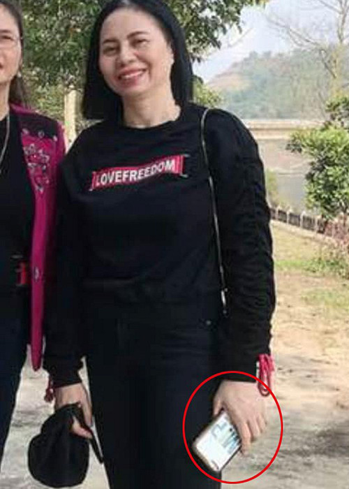 Hình ảnh mẹ của Thiều Bảo Trâm sử dụng ốp điện thoại in nghệ danh của Sơn Tùng M-TP.