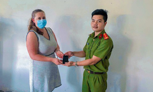 Nhan vien Lanh su quan My nhan lai dien thoai bi giat