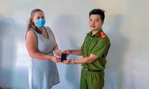 Nhan vien Lanh su quan My nhan lai dien thoai bi giat