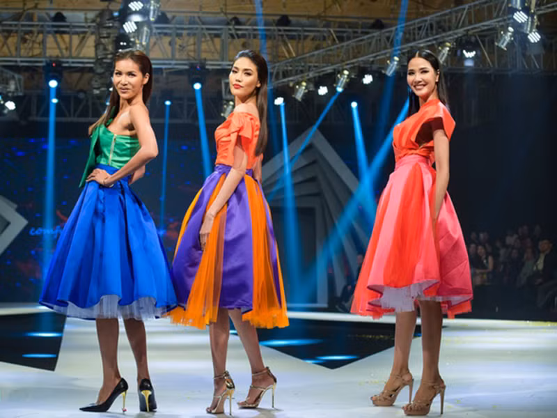 Tuy nhiên, ngoài đời, Minh Tú và Hoàng Thùy thân thiết. Ảnh: Zing