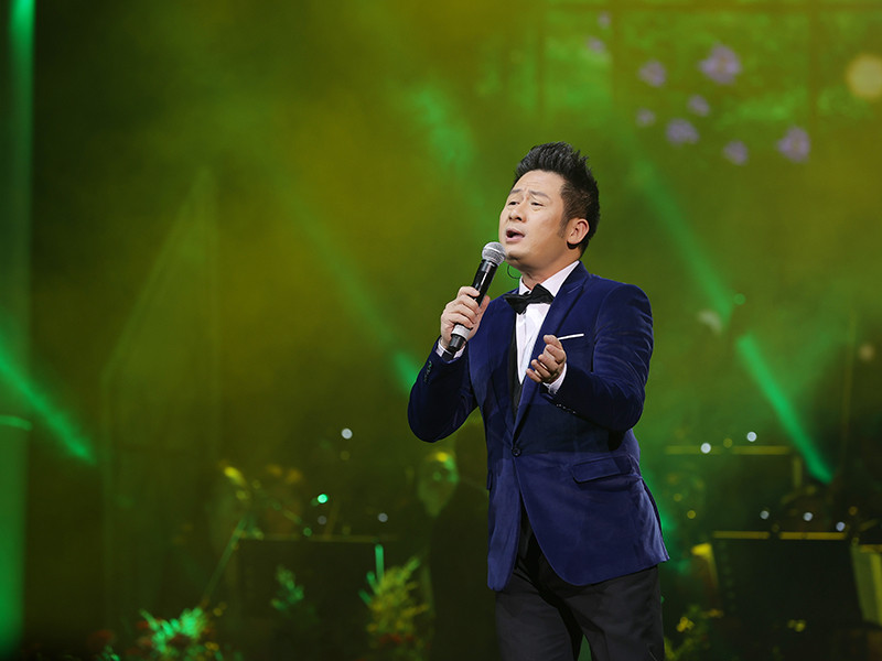 Anh còn mang đến các ca khúc "Cơn mưa băng giá", "Mưa trên ngày tháng đó", liên khúc nhạc Pháp "Chuyện tình yêu – Lại gần hôn anh".