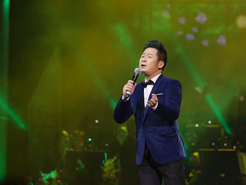 Anh còn mang đến các ca khúc "Cơn mưa băng giá", "Mưa trên ngày tháng đó", liên khúc nhạc Pháp "Chuyện tình yêu – Lại gần hôn anh".