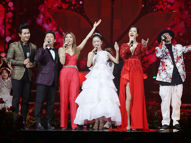 Khép lại đêm nhạc là màn hòa giọng của các nghệ sĩ tham gia chương trình trong ca khúc "We are the family".